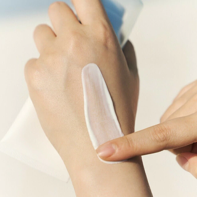 SKIN1004 Hyalu-Cica Sun Serum SPF50+ PA++++ Protector Solar Hidratante Sin Residuo ni Capa Blanca 50 ml