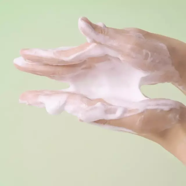 SKIN1004 Madagascar Centella Tea-Trica BHA Foam Limpiador Facial Antiacné con Ácido Salicílico 125 ml
